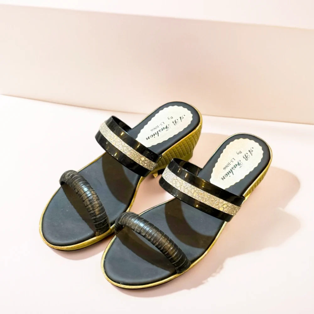 Women’s Glitter Accent Wedge Sandals in Black